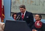 Standbild Ronald Reagan Berlin Deutschland, 1987, aus Sekunde 42 historischem Filmmaterial Videoclip 65675028309