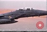 Standbild Desert Storm Bombardierung Kuwait, 1991, aus Sekunde 53 historischem Filmmaterial Videoclip 65675028318