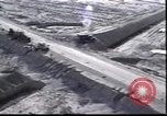 Standbild Highway des Todes Kuwait, 1991, aus Sekunde 60 historischem Filmmaterial Videoclip 65675028326
