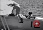 Image US Navy élève pilote effectue le premier vol en solo dans N3N seaplane Pensacola Florida USA, 1938, de la seconde 3 séquences d'archives historiques vidéo 65675028329