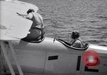 Image US Navy élève pilote effectue le premier vol en solo dans N3N seaplane Pensacola Florida USA, 1938, de la seconde 4 séquences d'archives historiques vidéo 65675028329