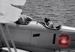 Image US Navy élève pilote effectue le premier vol en solo dans N3N seaplane Pensacola Florida USA, 1938, de la seconde 7 séquences d'archives historiques vidéo 65675028329