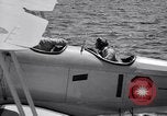 Image US Navy élève pilote effectue le premier vol en solo dans N3N seaplane Pensacola Florida USA, 1938, de la seconde 9 séquences d'archives historiques vidéo 65675028329