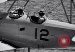 Image US Navy élève pilote effectue le premier vol en solo dans N3N seaplane Pensacola Florida USA, 1938, de la seconde 10 séquences d'archives historiques vidéo 65675028329