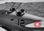 Image US Navy élève pilote effectue le premier vol en solo dans N3N seaplane Pensacola Florida USA, 1938, de la seconde 11 séquences d'archives historiques vidéo 65675028329