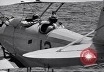 Image US Navy élève pilote effectue le premier vol en solo dans N3N seaplane Pensacola Florida USA, 1938, de la seconde 12 séquences d'archives historiques vidéo 65675028329