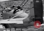 Image US Navy élève pilote effectue le premier vol en solo dans N3N seaplane Pensacola Florida USA, 1938, de la seconde 13 séquences d'archives historiques vidéo 65675028329