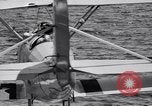 Image US Navy élève pilote effectue le premier vol en solo dans N3N seaplane Pensacola Florida USA, 1938, de la seconde 14 séquences d'archives historiques vidéo 65675028329
