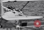 Image US Navy élève pilote effectue le premier vol en solo dans N3N seaplane Pensacola Florida USA, 1938, de la seconde 15 séquences d'archives historiques vidéo 65675028329