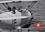 Image US Navy élève pilote effectue le premier vol en solo dans N3N seaplane Pensacola Florida USA, 1938, de la seconde 16 séquences d'archives historiques vidéo 65675028329