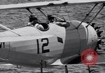 Image US Navy élève pilote effectue le premier vol en solo dans N3N seaplane Pensacola Florida USA, 1938, de la seconde 17 séquences d'archives historiques vidéo 65675028329