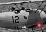Image US Navy élève pilote effectue le premier vol en solo dans N3N seaplane Pensacola Florida USA, 1938, de la seconde 19 séquences d'archives historiques vidéo 65675028329