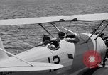 Image US Navy élève pilote effectue le premier vol en solo dans N3N seaplane Pensacola Florida USA, 1938, de la seconde 21 séquences d'archives historiques vidéo 65675028329