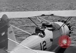 Image US Navy élève pilote effectue le premier vol en solo dans N3N seaplane Pensacola Florida USA, 1938, de la seconde 22 séquences d'archives historiques vidéo 65675028329