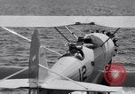 Image US Navy élève pilote effectue le premier vol en solo dans N3N seaplane Pensacola Florida USA, 1938, de la seconde 23 séquences d'archives historiques vidéo 65675028329