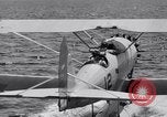 Image US Navy élève pilote effectue le premier vol en solo dans N3N seaplane Pensacola Florida USA, 1938, de la seconde 24 séquences d'archives historiques vidéo 65675028329