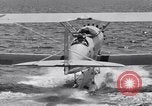 Image US Navy élève pilote effectue le premier vol en solo dans N3N seaplane Pensacola Florida USA, 1938, de la seconde 26 séquences d'archives historiques vidéo 65675028329