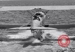 Image US Navy élève pilote effectue le premier vol en solo dans N3N seaplane Pensacola Florida USA, 1938, de la seconde 27 séquences d'archives historiques vidéo 65675028329