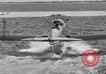 Image US Navy élève pilote effectue le premier vol en solo dans N3N seaplane Pensacola Florida USA, 1938, de la seconde 28 séquences d'archives historiques vidéo 65675028329