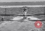 Image US Navy élève pilote effectue le premier vol en solo dans N3N seaplane Pensacola Florida USA, 1938, de la seconde 30 séquences d'archives historiques vidéo 65675028329