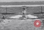 Image US Navy élève pilote effectue le premier vol en solo dans N3N seaplane Pensacola Florida USA, 1938, de la seconde 31 séquences d'archives historiques vidéo 65675028329