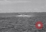 Image US Navy élève pilote effectue le premier vol en solo dans N3N seaplane Pensacola Florida USA, 1938, de la seconde 35 séquences d'archives historiques vidéo 65675028329