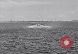 Image US Navy élève pilote effectue le premier vol en solo dans N3N seaplane Pensacola Florida USA, 1938, de la seconde 37 séquences d'archives historiques vidéo 65675028329