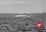 Image US Navy élève pilote effectue le premier vol en solo dans N3N seaplane Pensacola Florida USA, 1938, de la seconde 40 séquences d'archives historiques vidéo 65675028329