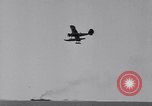 Image US Navy élève pilote effectue le premier vol en solo dans N3N seaplane Pensacola Florida USA, 1938, de la seconde 45 séquences d'archives historiques vidéo 65675028329