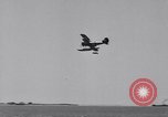 Image US Navy élève pilote effectue le premier vol en solo dans N3N seaplane Pensacola Florida USA, 1938, de la seconde 46 séquences d'archives historiques vidéo 65675028329