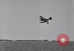 Image US Navy élève pilote effectue le premier vol en solo dans N3N seaplane Pensacola Florida USA, 1938, de la seconde 47 séquences d'archives historiques vidéo 65675028329