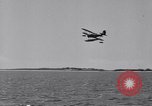Image US Navy élève pilote effectue le premier vol en solo dans N3N seaplane Pensacola Florida USA, 1938, de la seconde 48 séquences d'archives historiques vidéo 65675028329
