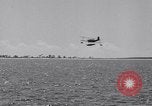 Image US Navy élève pilote effectue le premier vol en solo dans N3N seaplane Pensacola Florida USA, 1938, de la seconde 50 séquences d'archives historiques vidéo 65675028329