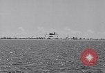 Image US Navy élève pilote effectue le premier vol en solo dans N3N seaplane Pensacola Florida USA, 1938, de la seconde 52 séquences d'archives historiques vidéo 65675028329