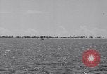 Image US Navy élève pilote effectue le premier vol en solo dans N3N seaplane Pensacola Florida USA, 1938, de la seconde 55 séquences d'archives historiques vidéo 65675028329
