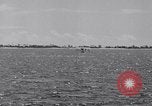 Image US Navy élève pilote effectue le premier vol en solo dans N3N seaplane Pensacola Florida USA, 1938, de la seconde 59 séquences d'archives historiques vidéo 65675028329