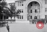 Standbild US Army Ersten Weltkrieg aviator Ausbildung Graduierung United States USA, 1917, aus Sekunde 38 historischem Filmmaterial Videoclip 65675028346