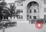 Standbild US Army Ersten Weltkrieg aviator Ausbildung Graduierung United States USA, 1917, aus Sekunde 40 historischem Filmmaterial Videoclip 65675028346