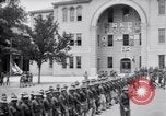 Standbild US Army Ersten Weltkrieg aviator Ausbildung Graduierung United States USA, 1917, aus Sekunde 56 historischem Filmmaterial Videoclip 65675028346