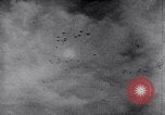 Standbild B-17 Bomber der Amerikanischen 47th Bomb Group Vereinigtes Königreich, 1942, aus Sekunde 14 historischem Filmmaterial Videoclip 65675028381
