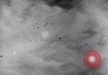 Standbild B-17 Bomber der Amerikanischen 47th Bomb Group Vereinigtes Königreich, 1942, aus Sekunde 16 historischem Filmmaterial Videoclip 65675028381
