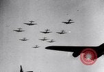 Standbild B-17 Bomber der Amerikanischen 47th Bomb Group Vereinigtes Königreich, 1942, aus Sekunde 17 historischem Filmmaterial Videoclip 65675028381