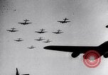 Standbild B-17 Bomber der Amerikanischen 47th Bomb Group Vereinigtes Königreich, 1942, aus Sekunde 18 historischem Filmmaterial Videoclip 65675028381