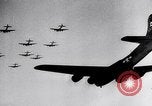 Standbild B-17 Bomber der Amerikanischen 47th Bomb Group Vereinigtes Königreich, 1942, aus Sekunde 19 historischem Filmmaterial Videoclip 65675028381