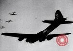 Standbild B-17 Bomber der Amerikanischen 47th Bomb Group Vereinigtes Königreich, 1942, aus Sekunde 20 historischem Filmmaterial Videoclip 65675028381