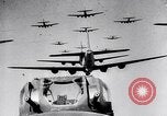 Standbild B-17 Bomber der Amerikanischen 47th Bomb Group Vereinigtes Königreich, 1942, aus Sekunde 21 historischem Filmmaterial Videoclip 65675028381
