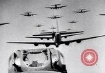 Standbild B-17 Bomber der Amerikanischen 47th Bomb Group Vereinigtes Königreich, 1942, aus Sekunde 23 historischem Filmmaterial Videoclip 65675028381