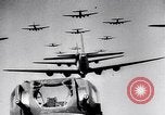 Standbild B-17 Bomber der Amerikanischen 47th Bomb Group Vereinigtes Königreich, 1942, aus Sekunde 25 historischem Filmmaterial Videoclip 65675028381