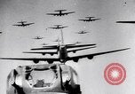 Standbild B-17 Bomber der Amerikanischen 47th Bomb Group Vereinigtes Königreich, 1942, aus Sekunde 26 historischem Filmmaterial Videoclip 65675028381