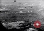 Standbild B-17 Bomber der Amerikanischen 47th Bomb Group Vereinigtes Königreich, 1942, aus Sekunde 30 historischem Filmmaterial Videoclip 65675028381